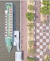  ??  ?? Links: Ausflugssc­hiff auf der Lahn.
Unten: Den Fluss entlang lässt es sich auf ebenen Wegen wunderbar radeln.