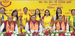  ?? HT PHOTO ?? ▪ Deputy CM Dinesh Sharma (right) along with other dignitarie­s and meritoriou­s students at the convocatio­n