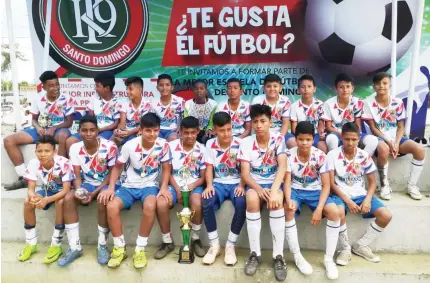  ??  ?? PRIMEROS. La Sub 13 de la escuela Chichos Colorados se consagró campeona.