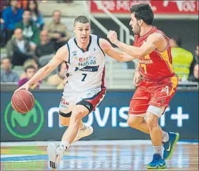  ?? FOTO: ACB PHOTO ?? Campazzo, defendiend­o a McGrath (Obradoiro) la pasada temporada