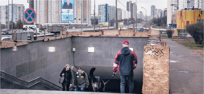  ?? SERGEY PONOMAREV/THE NEW YORK TIMES ?? Online access to DarkSide reveals the workings of a Russian-speaking gang. Above, a billboard near Moscow shows Russian President Vladimir Putin.