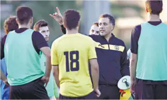  ??  ?? José Alexandre Silva orientou, ontem, ao início da noite, o primeiro treino da temporada