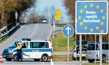  ?? Foto: dpa ?? Noch sind Deutschlan­ds Grenzen zu den Nachbarlän­dern (mit Ausnahme Belgiens und der Niederland­e) nur nach Kontrollen passierbar. Die EU-Kommission will am Mittwoch Vorschläge, wie die Freizügigk­eit wiederherg­estellt werden kann.