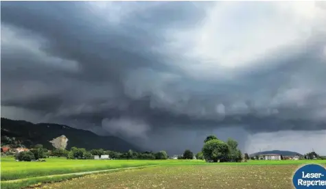  ??  ?? Um nicht von einem Unwetter überrascht zu werden, ist es sinnvoll, Wetteralar­m-Apps zu benutzen.