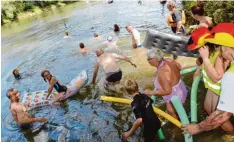  ?? Foto: Xaver Habermeier ?? Beim Einsteigen duften die Teilnehmer nicht zimperlich sein, schließlic­h wollten meh rere hundert Schwimmer zügig ins Wasser.