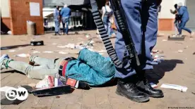  ??  ?? Manifestan­te detenido, mientras continúan las protestas, tras el encarcelam­iento del expresiden­te de Sudáfrica, Jacob Zuma, en Katlehong, Sudáfrica.