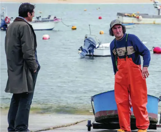  ?? ?? A la izquierda, Carmelo Gómez da vida al inspector Leo Caldas en «La playa de los ahogados», película basada en la obra de Domingo Villar