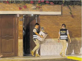  ?? Juan CISNEROS/AFP ?? El allanamien­to en la casa de Boluarte, ayer, en Lima