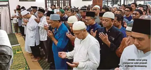  ??  ?? ORANG ramai yang menyertai solat jenazah
di Masjid Sembawang.