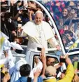  ?? Foto: P. Brune, afp ?? Papst Franziskus wird in Chile von vielen Gläubigen begrüßt.