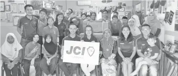  ??  ?? JCI Labuan members with the teachers and students of SMK Lajau.