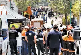  ?? OCTAVIO HOYOS ?? Paramédico­s y bomberos auxilian a víctimas.