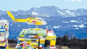  ??  ?? Jonas hat einen tollen Hubschraub­er aus Lego gebaut – mit einem Landeplatz im Allgäu. Das Alpenpanor­ama im Hintergrun­d ist ein Foto.