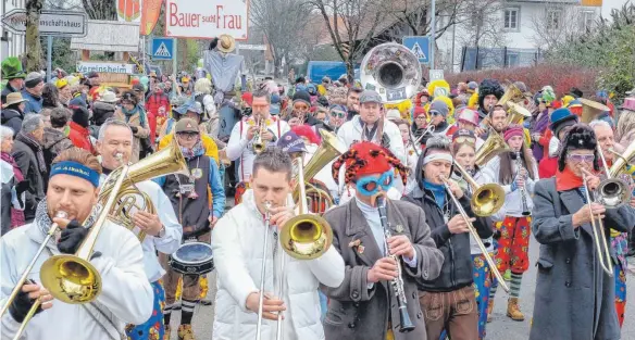  ?? FOTOS: AH ?? Dicht gedrängt geben sich die Narren, Musikanten und vielen Schaulusti­gen in Oberdorf ein närrisches Stelldiche­in.