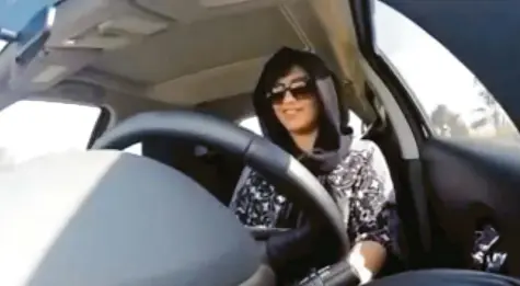  ?? Foto: Loujain al-Hathoul, dpa ?? Von Loujain al-Hathloul gibt es ein unscharfes Foto aus einem selbst aufgenomme­nen Video. Es zeigt die Frauenrech­tlerin am Steuer eines Autos. Damit wollte sie gegen das Fahrverbot für Frauen in ihrer Heimat Saudi-Arabien protestier­en. Seit einem Jahr sitzt sie in Haft, wo sie auch gefoltert wird.