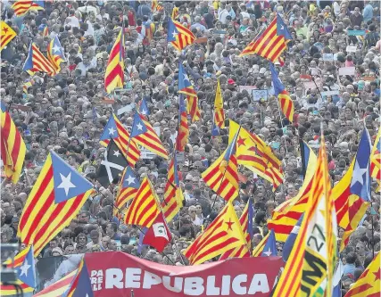  ?? Sean Gallup ?? > People hold Catalan independen­ce flags at a rally on Saturday to demand the release of imprisoned Catalan leaders Jordi Sanchez and Jordi Cuixart in Barcelona. The Spanish government is seeking to temporaril­y suspend the region’s autonomy