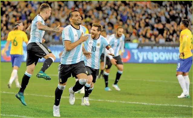  ?? FOTOS: AFP ?? DEFENSOR FELIZ. Gabriel Mercado sale para festejar el único gol del encuentro ante Brasil, en el final del primer tiempo. Atrás, lo siguen Lionel Messi y Gonzalo Higuain.