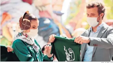  ?? BIEL ALIÑO / EFE ?? El presidente del PP, Pablo Casado, durante su visita ayer a las Fallas de Valencia.