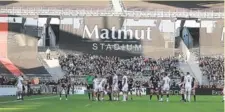  ?? Photos P. Olombel, M. Galaor et Midi Olympique ?? Le Groupe Matmut est namer du Matmut Stadium de Gerland où évolue le Lou Rugby. Il est également partenaire du Lou Rugby et du Castres Olympique depuis plus de dix ans. Vice-président et Directeur général du Groupe Matmut, Nicolas Gomart (à gauche sur la photo en bas à droite) a remis le prix Matmut #Défirugby 2019 au club de Massy avec l’aide de Fabien Barthez. Cette année, le prix sera rebaptisé Oscar du Coeur Matmut.