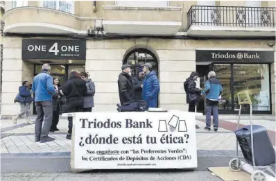  ?? Laura Trives ?? Mesa informativ­a y protesta a las puertas de la sede Triodos Bank en Zaragoza con motivo de los CDA.