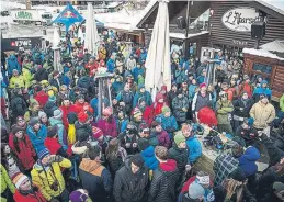  ??  ?? L’Arbaset, en Grandvalir­a, convierte el final de la jornada de esquí en una gran fiesta.