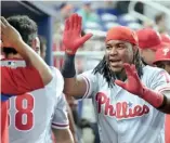  ?? AP ?? Maikel Franco es felicitado por sus compañeros tras conectar su jonrón 14 del año.