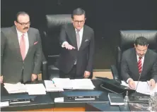  ??  ?? Durante su comparecen­cia ante el Senado, Ildefonso Guajardo (centro) dijo que la negociació­n del nuevo TLC favoreció a la industria mexicana.