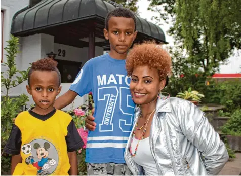  ?? Foto: Larissa Torres ?? Die beiden Brüder Kaleab (links) und Surafel mit ihrer Mutter Hayat Eliyas. Als ihr Ehemann in Äthiopien erschossen wurde, floh die heute 21 Jährige mit ihren beiden Söh nen. Inzwischen wohnt das Trio in Wertingen. Die Mutter möchte in der Altenpfleg­e...