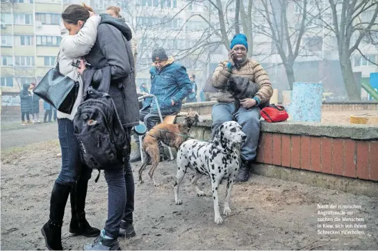  ?? ?? Nach der russischen Angriffswe­lle versuchen die Menschen in Kiew, sich von ihrem Schrecken zu erholen. [Reuters/Stringer]
