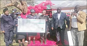  ?? ?? Wendly Hleta (2nd-L) who was representi­ng the National Commission­er of Police, William Dlamini, accepting the E10 000 replica cheque from Minister Moses Vilakati, was donated by Eco Lubombo Organisati­on towards the Lubombo Crime Prevention Unit.