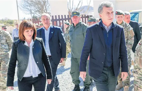  ??  ?? Mauricio Macri, Patricia Bullrich y Oscar Aguad deberán responder por el contraband­o agravado de material bélico.