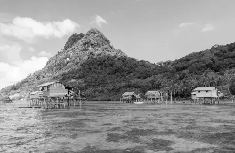  ??  ?? TOP RIGHT Traditiona­l sea gypsy stilt huts