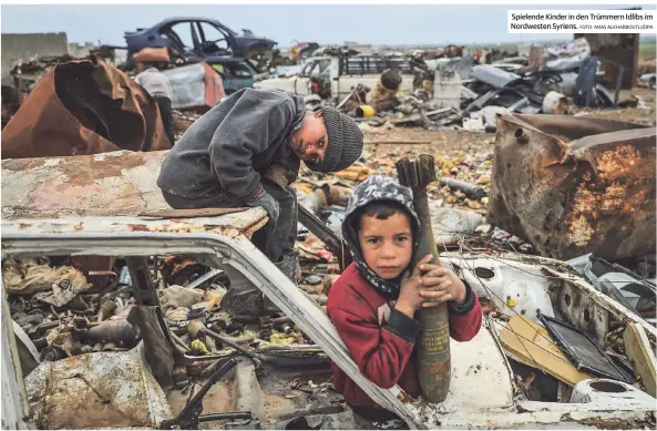  ?? FOTO: ANAS ALKHARBOUT­LI/DPA ?? Spielende Kinder in den Trümmern Idlibs im Nordwesten Syriens.