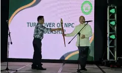  ?? ?? Former NPC Vice President Alvin Grava turned over the symbolic pen to NPC President Erwin Ambo Delilan.
