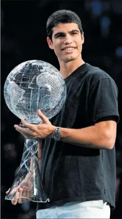  ?? ?? Carlos Alcaraz, con el trofeo de número uno que recibió en París.