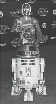  ??  ?? Arriba, R2-D2 y C-3PO, integrante­s del elenco original, posan en la alfombra roja al llegar al preestreno de “El despertar de la Fuerza”