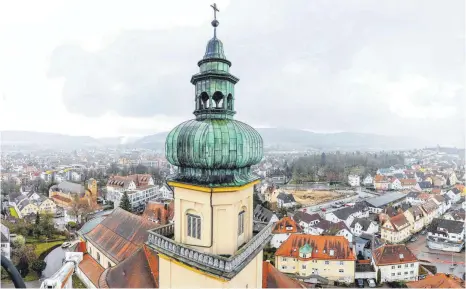  ?? FOTO: THOMAS SIEDLER ?? Mitte September soll die Sanierung des Turms der Salvatorki­rche abgeschlos­sen sein.