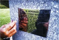  ??  ?? Placa homenaje en inglés a Otero que la asociación Royal Green Jackets y sus familiares pusieron en el cementerio americano de Omaha Beach en Normandía (© Mado Martínez). A la derecha, el protagonis­ta de nuestro artículo.