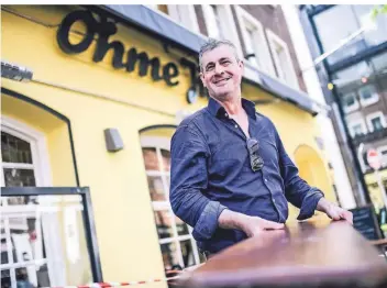  ?? RP-FOTO: ANDREAS BRETZ ?? Das Erwachen der Gastronomi­e: Zeljko Marijancev­ic macht das Ohme Jupp an der Ratinger Straße in der Altstadt fit für Montag. Auch seine Butze in Derendorf und das Paul’s in Oberkassel will er wieder öffnen.