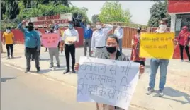  ?? KESHAV SINGH/HT ?? Parents protesting against collection of fee amid lockdown outside a private school in Chandigarh on Tuesday. Such protests have taken place outside at least five schools in the past one week.