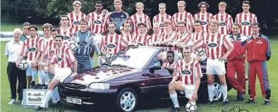  ?? BILDer: Ford ?? In den 1990er-Jahre war Ford Hauptspons­or des 1. FC Köln, dessen 1995er-Mannschaft sich um das Ford Escort Cabriolet versammelt.