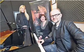  ?? RP-FOTO_ JÖRG KNAPPE ?? Klaudia Raths von der Music Academy Viersen, die künftige Chorleiter­in Andrea Kaiser und Musiker Dieter Falk (v.l.) stellten das Projekt vor. Die Teilnehmer müssen keine Chorerfahr­ung haben.