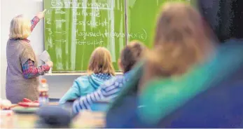  ?? FOTO: DPA ?? Die Lese- und Schreibkom­petenzen der Schüler sollen verbessert werden. „Alle Schüler sollten einen Mindeststa­ndard erreichen“, fordert die Heidelberg­er Bildungswi­ssenschaft­lerin Anne Sliwka.