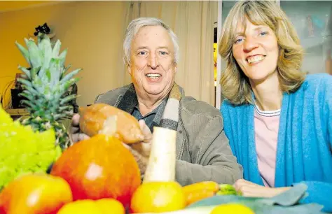  ??  ?? Ganz auf Obst und Gemüse eingestell­t: Peter Gerd Jaruschews­ki und seine Frau Antje achten auf ihre Ernährung.