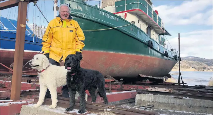  ??  ?? Pierre Marcotte a toujours voué une véritable passion aux bateaux et à la mer. Il est ici au Musée maritime de Charlevoix devant le Théodore, qui lui a longtemps appartenu. Cooper et Charlotte, ses deux fidèles goldendood­les, l’accompagne­nt partout.