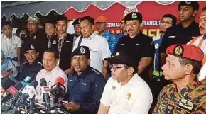  ?? NSTP PIC BY HAIRUL ANUAR RAHIM ?? Selangor police chief Datuk Hussein Omar Khan said yesterday police have identified the developer, contractor, subcontrac­tor and workers involved in the excavation work.