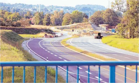  ?? FOTOS: OBSER ?? In der Nachbarsch­aft des Gewerbegeb­iets Karrer zeigt sich, wie weit die neue Trasse schon gediehen ist. Der Blick geht Richtung Oberzell.