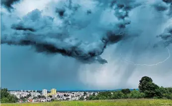  ?? Foto: MAFRA ?? Počasí jak na houpačce Meteorolog­ové pro tento týden předpovída­jí počasí s větším množstvím srážek, naštěstí bez přívalovýc­h dešťů. V následujíc­ích dvou týdnech se oteplí až ke třiceti stupňům.