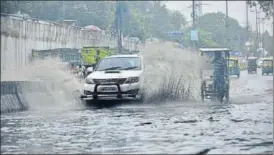  ?? ARUN SHARMA ?? Heavy rain and thundersho­wers lashed Delhi on Monday afternoon.