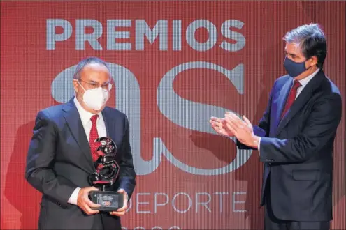  ??  ?? Alfredo Relaño recibió el premio en nombre de la familia de Michael Robinson. Se lo entregó Rafael Fernández de Alarcón, de Telefónica.